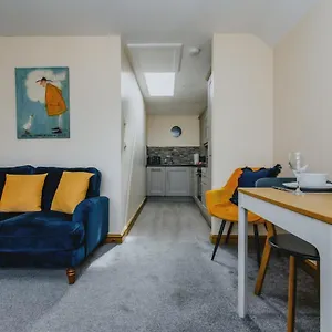 Spacious 2nd Floor - King Size Bed & Free Parking Nottingham